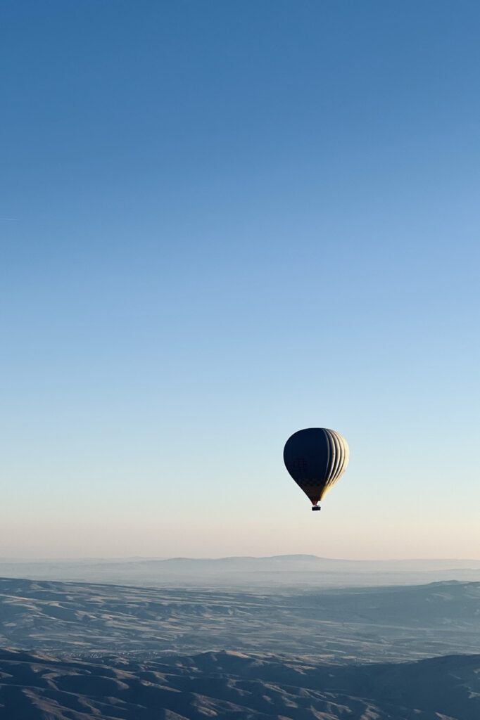 Balonem nad kapadocja wsrod wulkanow winnic i bajkowych kominow4